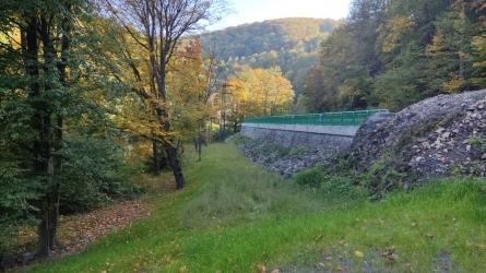 terezínské údolí - opěrná zeď.jpg